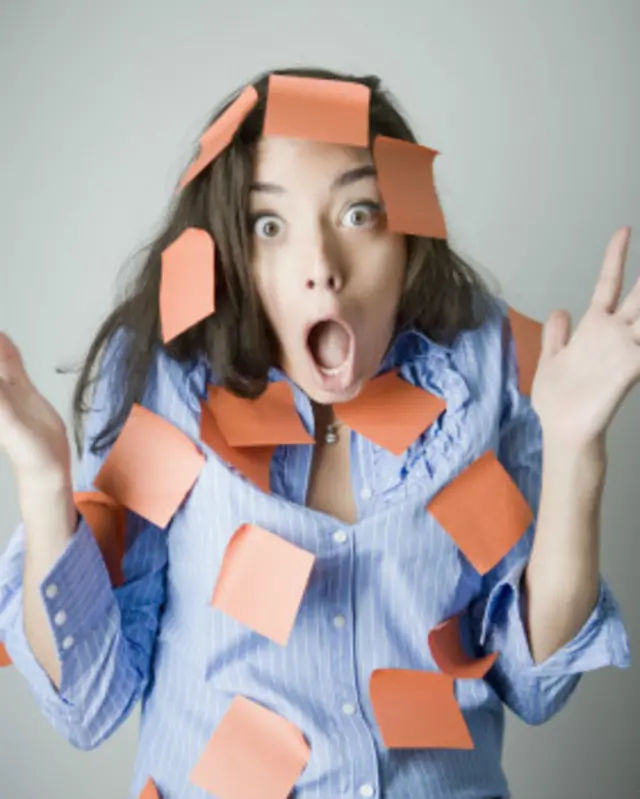 Una mujer llena de post-its