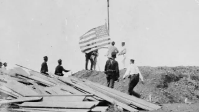 Izado de la bandera de EE.UU. en Guantánamo