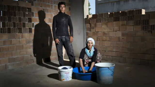 Henüz inşaatı tamamlanmamış dairelerde de kalanlar var.