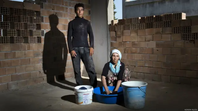 "Ancak burayı kiralayabildik. Henüz bitmemiş, yarıda kalmış bir inşaat burası. Çevreden topladığım tuğlalarla duvarını örüyorum. Yazın sorun değil ama kışı nasıl geçiririz bilmiyorum. Annem başkalarının çamaşırlarını yıkıyor. Kalıcı değiliz, evimize geri döneceğiz. Orada iyi bir hayatımız vardı."