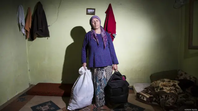 "Günlerce yol yürüdük. Yağmurun altında, çamurun içinde. Torunların neyi varsa aldım yanıma. Bir de çuval var. Yolda ne kadar ekmek bulduysam içine koydum. Çoğu bayatladı. Olsun başımıza ne geleceğini bilmiyoruz. Daha kaç gün sıcak bir çorba buluruz bilmiyorum. İhtiyaç olur diye bu çuvalı da çantayı da yanımdan bırakmıyorum."