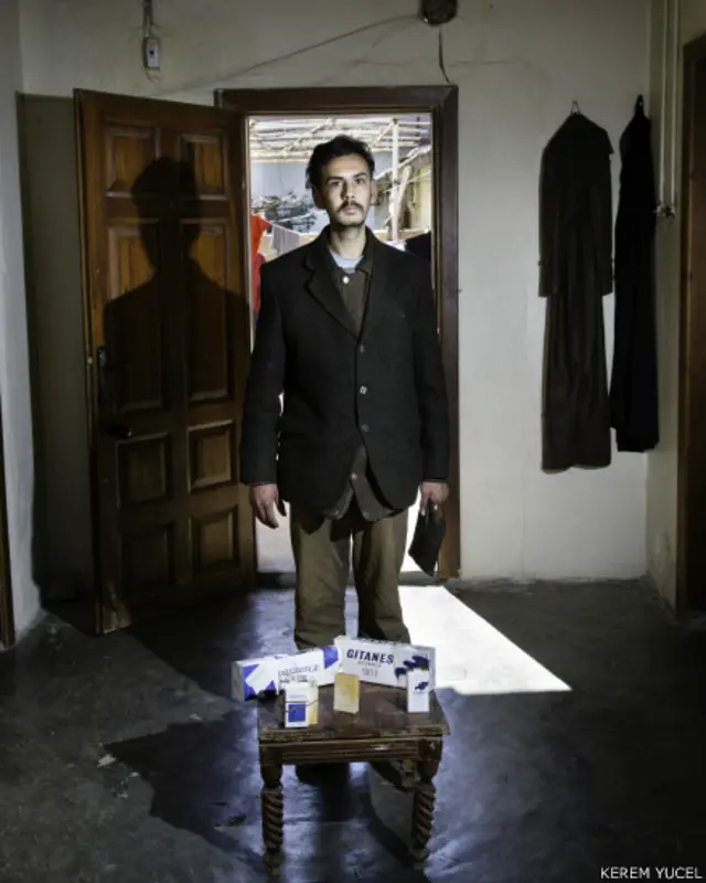 "Fransızca şiirler yazıyorum. Olan biten bana çok ağır geldi. Haplarla ayakta duruyorum. Fransız dili ve edebiyatı okurken şimdi kaçak Fransız sigaraları satıyorum. Avrupa'ya Fransa'ya gideceğim."