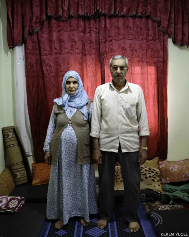 "Yardım örgütlerinin verdiği battaniyeleri halı yaptık. Kalın olanlardan üst üste dizerek döşek yaptık. Baktık kalıcıyız, savaş bitmiyor, 5 sene geçmiş. Yeni evimiz burası dedik. Konu komşudan perde ve birkaç öteberi aldık. Evin bir odasını ısıtmayı başardık."