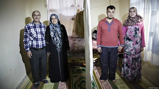 "Çocuklar yeni evlendi. Düğün yapamadık. Yanımızda bir göz odada onlara yer açtık. Bir perde ile ayırıyoruz odayı. Gençler, yalnız kalmaları gerekiyor. En doğal hakları."