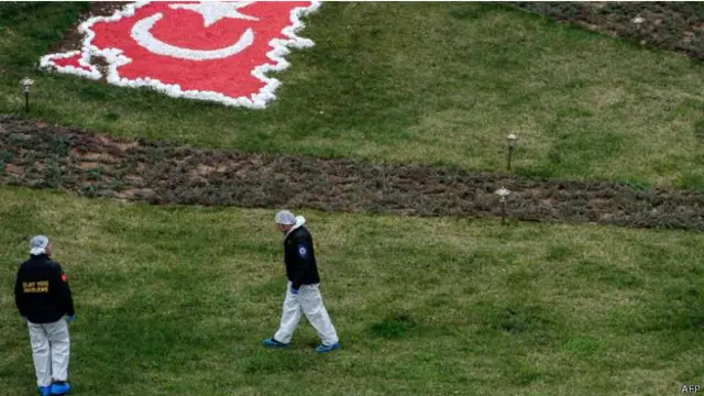 ما زال المحققون يمشطون منطقة الهجوم بحثا عن ادلة