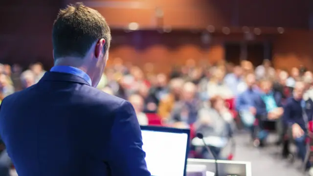 El profesor abandonó su carrera académica y de actor pornográfico.