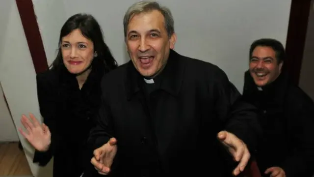 Dalam sidang, Pastur Angel Lucio Vallejo Balda, kerap ditanya soal hubungan percintaannya dengan terdakwa lain, Francesca Chaouqui.