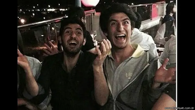 Ankara'da, Ozancan Akkuş (solda) 13 Mart'ta, Ali Deniz Uzatmaz (sağda) ise 10 Ekim'de düzenlenen saldırılarda can verdi. Geriye, çektirdikleri bu fotoğraf kaldı.