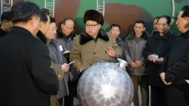 Ông Kim Jong-un đứng trước mô hình một quả bom nguyên tử