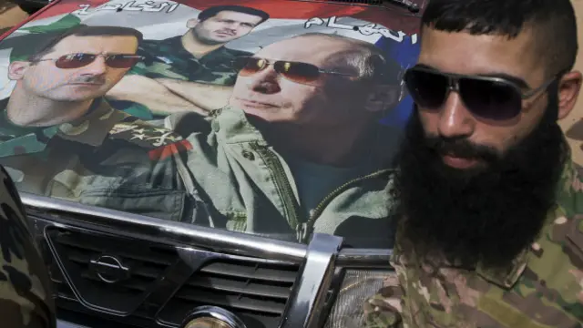 Suriye Devlet Başkanı Beşar Esad'ı destekleyenler, Rusya Devlet Başkanı Vladimir Putin ve Esad'ı yan yana betimleyen posterler kullanıyor.