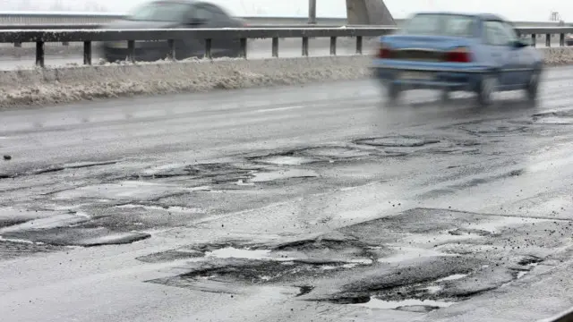 Ями на дорозі