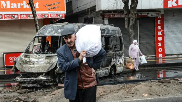 Gece boyunca yaşanan çatışmaların ardından sabah saatlerinde Bağlar sakinleri alabildikleri eşyalarla evlerini terk etmeye başladı.