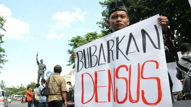 Ratusan warga Solo memprotes Densus 88 terkait meninggalnya Siyono.