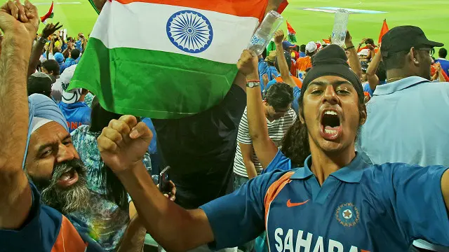 روم کے کولوسئیم میں گلیڈی ایٹرز اور بھوکے شیروں کی لڑائی دیکھنے والے مجمعے سے لے کر کولکتہ کے ایڈن گارڈن کی 66ہزار نشستوں پر اچھل اچھل کے آسمان سر پر اٹھانے والوں تک کوئی تماشائی نہیں بدلا