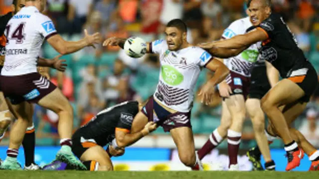 Dylan Walker, de los Eagles en Australia, soltó la pelorta justo a tiempo. No está de más ser un poco precavido.