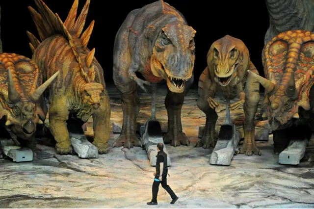 ڈائنوساروں کا خاتمہ ماحولیات کی تبدیلی سے ہی شروع ہوگيا تھا لیکن بعد میں شہابیے کے اثرات کا ان پر بہت زیادہ اثر ہوا جس سے وہ پوری طرح ہی معدوم ہو گئے