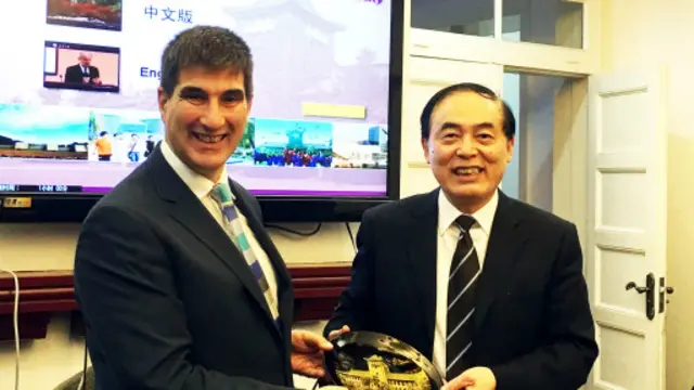 安东尼访问南京大学