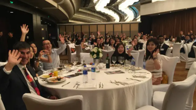 安东尼与中国校友会成员合影