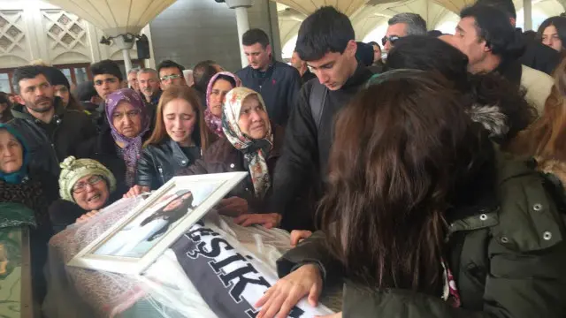 Destina, annesinin karnındayken babasını kaybetmiş, annesinin bir arkadaşı 'Melek oldu, gitti' diyor genç kız için.