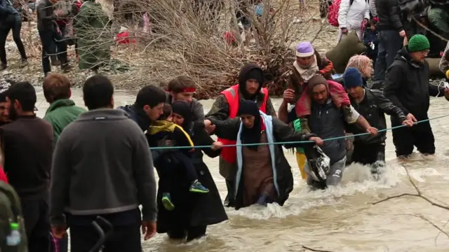 Sejak Januari 2015, sekitar satu juta migran dan pengungsi telah memasuki Uni Eropa dengan menaiki kapal dari Turki ke Yunani. Lebih dari 132.000 telah tiba pada tahun ini.