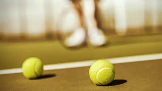 Теннисные мячи на корте