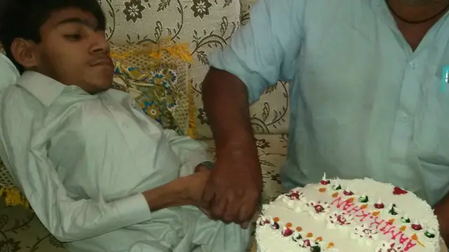 اس تقریب کے لیے کیک خصوصی طور 100 کلومیٹر دور واقع نواب شاہ شہر کی ایک بڑی بیکری سے منگوایا جاتا ہے