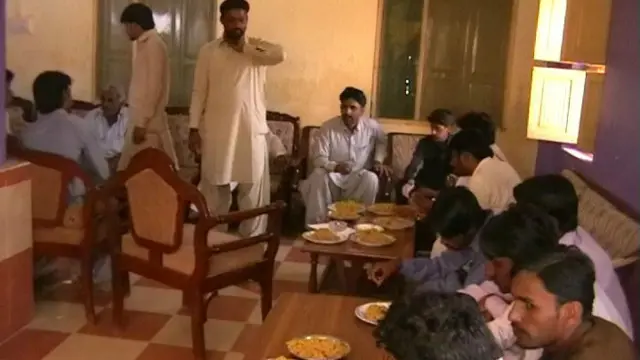  یہ تقریب صرف کیک تک محدود نہیں ہوتی بلکہ مہمانوں کو کھانا بھی پیش کیا جاتا ہے 