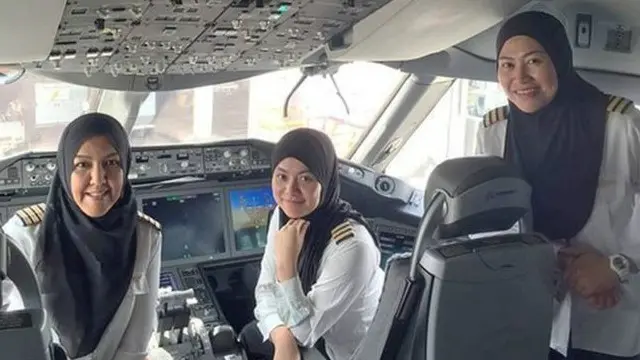 د دې پرواز کپتانه شريفه زرينه وه، او سرينه نورالدين او ډي کى ناديه يې مرستيالانې وې