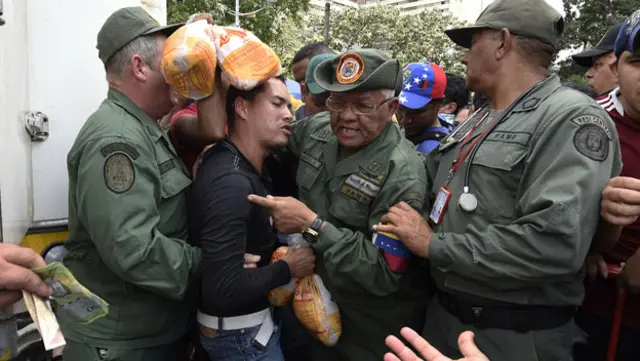 Militares en una cola en Venezuela