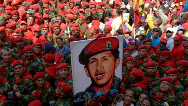 نمونه های پوپولیسم چپ از جمله آیت الله خمینی، محمود احمدی نژاد، و هوگوچاوز رئیس جمهور پیشین ونزوئلا بودند که نه تنها به وعده های خود عمل نکردند، بلکه تخریب و مشکلات فراوانی برای جامعه خود و دیگران بوجود آوردند. همانگونه که ترامپ را نمی توان همسان موسولینی و هیتلر نامید، سندرز هم شباهت اندکی با پوپولیست های جهان سومی دارد.