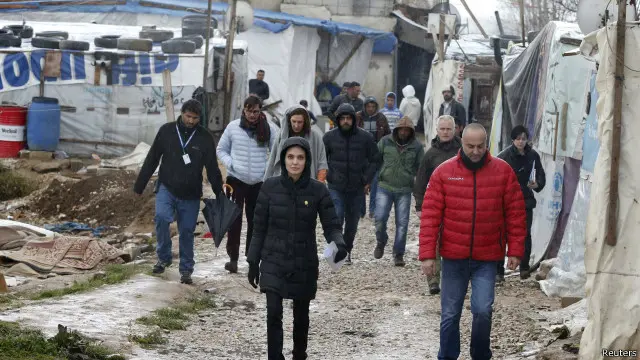 لم تحل الامطار والرياح القوية دون زيارة جولي للمخيم