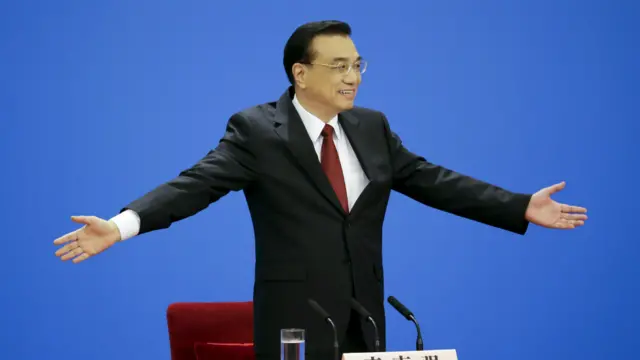 李克強出席記者會時向各國記者致意