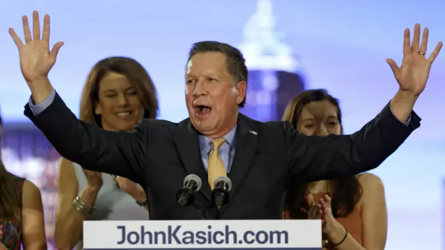俄亥俄州州长卡西奇在俄亥俄州举行胜选演讲，他的妻子女儿与他一同站在台上。