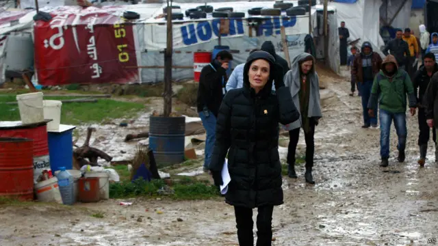 د سوریې ګاونډیو هېوادونو ته د میلیونونه کډوالو ورماتېدو ته په اشارې سره جولي وویل ستونزه ''یوازې په اروپا کې یوازې پر لسګونو زور کډوالو پورې محدوده نه ده''.