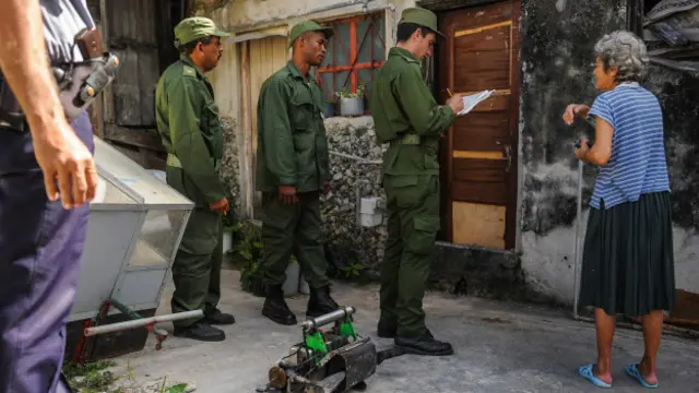 Cuba ha movilizado todo un ejército de militares y policías para combatir la propagación del aedes aegypti.