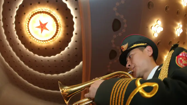 解放军仪仗队在两会前彩排