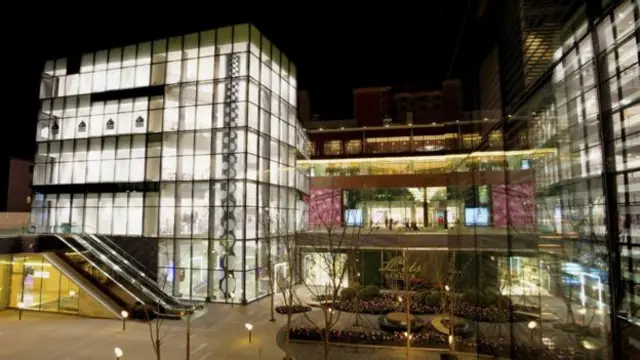 北京三里屯的那些名牌店有时候并不像看上去的这样空空荡荡