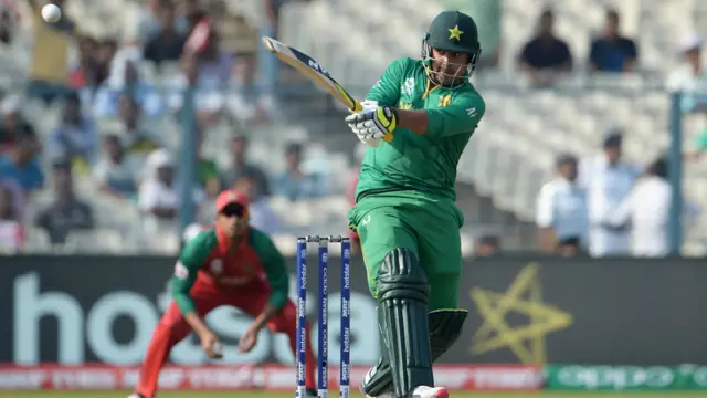 آئی سی سی ورلڈ ٹی 20 کرکٹ مقابلوں میں پاکستان نے بنگلہ دیش کے خلاف ٹاس جیت کر پہلے بیٹنگ کرنے کا فیصلہ کیا۔