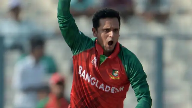 احمد شہزاد 52 رنز کی اننگز کھیلنے کے بعد 14ویں اوور میں کیچ آؤٹ ہوگئے۔