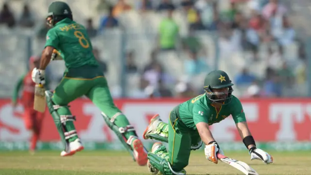 پاکستانی ٹیم 12 اوورز میں 106 رنز بنانے میں کامیاب رہی اور اس کا سہرا محمد حفیظ اور احمد شہزاد کی دوسری وکٹ کی 80 رنز کی شراکت کو جاتا ہے