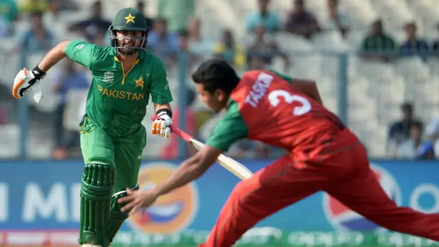 چوتھے اوور کی پہلی گیند پر چوکا لگانے کے بعد بقیہ اوور احمد شہزاد نے نسبتاً محتاط انداز سے کھیلا