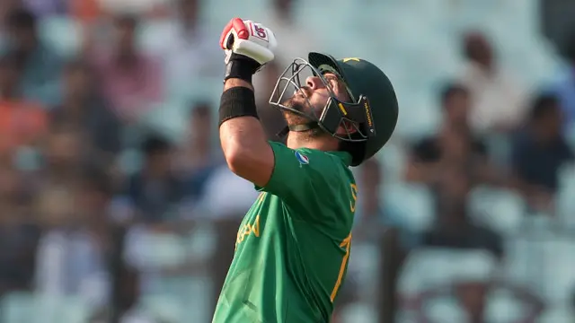  سر ویوین رچرڈز نے کہا کہ اگر شہزاد نے اپنے بیٹ سے بات کرنا نہیں سیکھی تو دنیا انھیں جلد ہی بھول جائے گی