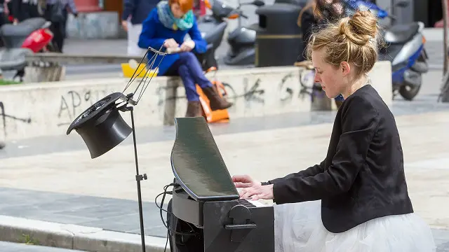 Дівчина грає на вулиці