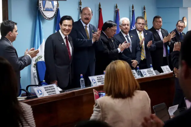 马英九（左二）在危地马拉城探访中美洲议会（台湾中央社图片15/3/2016）