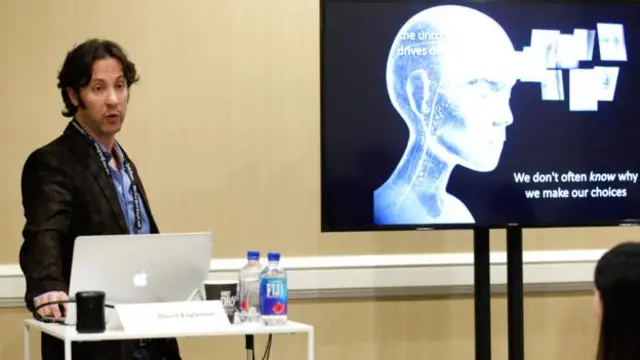 David Eagleman, beynin bilinçli kısmının çok küçük bir bölüm oluşturduğunu söylüyor.