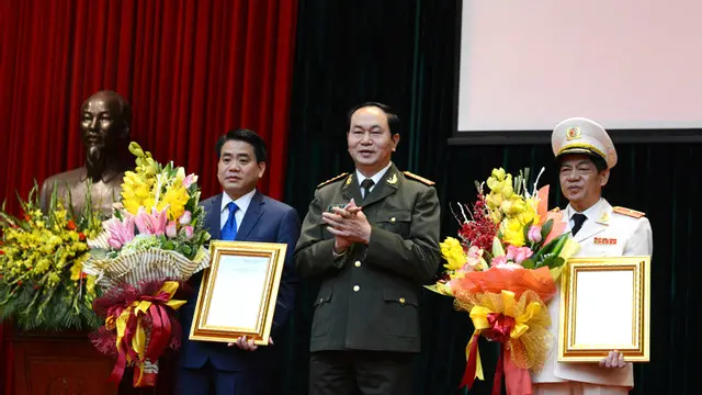 Ông Đoàn Duy Khương (ngoài cùng bên phải), sinh năm 1960 tại huyện Nam Trực, tỉnh Nam Định, vào ngành Công an khi mới 17 tuổi.
