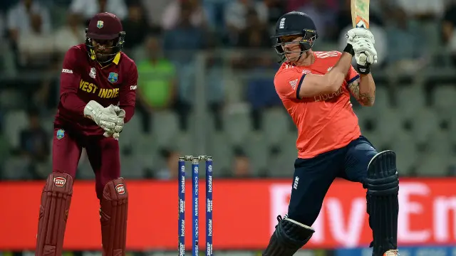 الیکس ہیلز نے شروع میں احتیاط کے بعد ایک اوور میں تین چوکے لگائے۔