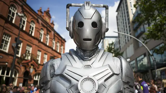 Los cibermen solían ser personas, "hasta que les quitaron toda la humanidad de adentro", explica Dr Who. Para los cibermen, ese proceso es una "actualización". 