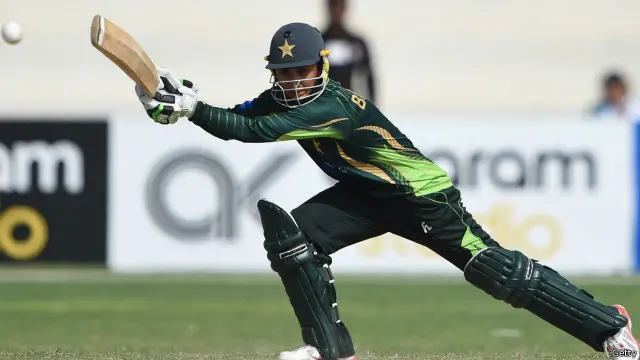 پاکستان کی طرف سے بسما معروف اور سدرا امین
نے اننگز کا آغاز کیا۔ 