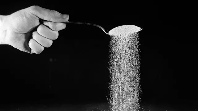 英国人从儿童到成人，吃糖提供了身体能量来源的15%-12%。 世界卫生组织建议的健康标准是不超过5%。 英国人吃糖太多了！